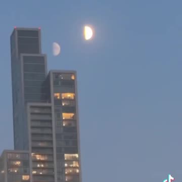 🌖🌓🚨 DOUBLE MOON GLITCH CAUGHT OVER CHICAGO？ Two moons. One sky. No exp