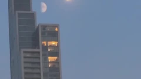 🌖🌓🚨 DOUBLE MOON GLITCH CAUGHT OVER CHICAGO？ Two moons. One sky. No exp