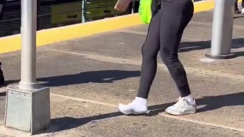 Watch as a man attempts to abduct a girl in broad daylight