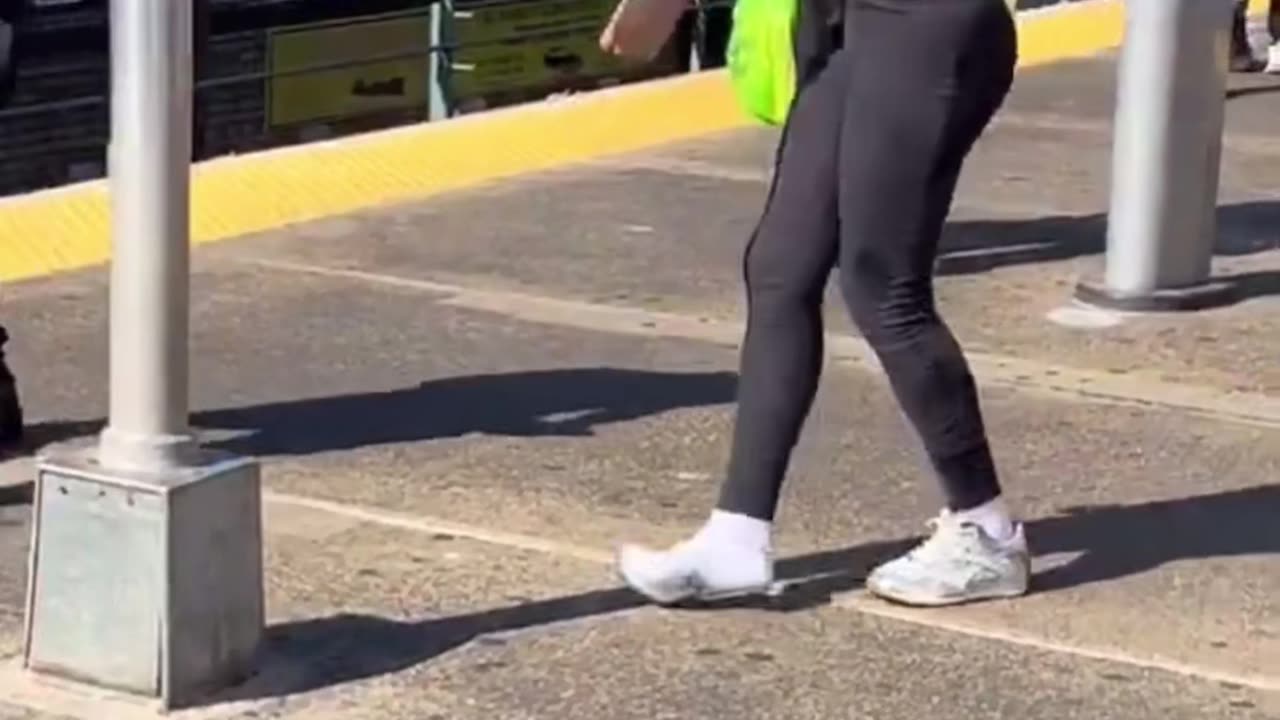 Watch as a man attempts to abduct a girl in broad daylight