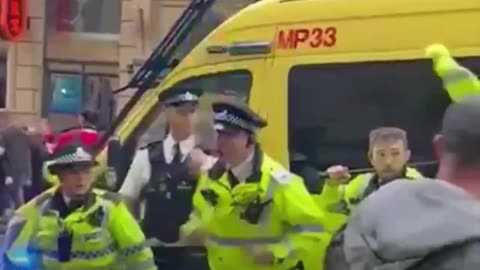 Policía de Liverpool protege al sospechoso de atropello masivo