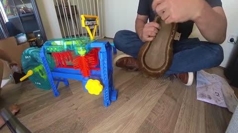 How to Assemble Monster Jam Megalodon Monster Car Wash Assembly and Demo