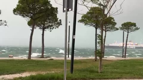 Stuhi ere dhe rëre pushton Vlorën, bllokohet qarkullimi në qytet
