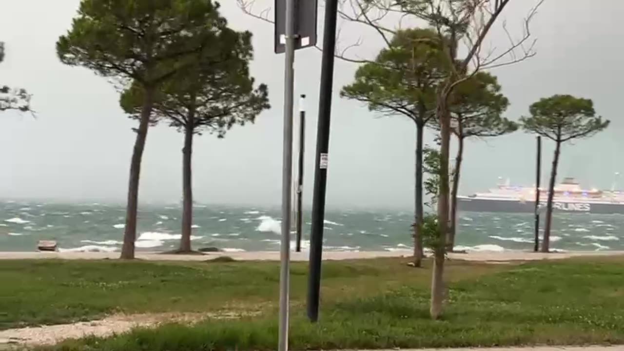 Stuhi ere dhe rëre pushton Vlorën, bllokohet qarkullimi në qytet