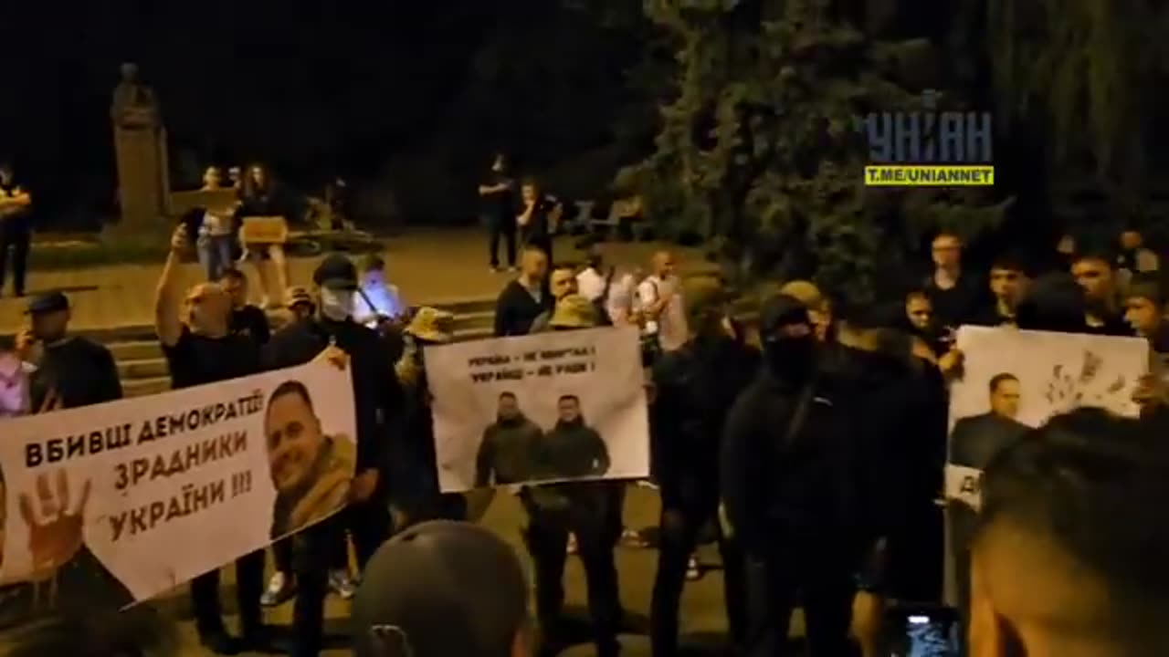 🇺🇦 At the rally in Kyiv some interesting group showed up. - men in camouflage and masks