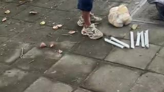 Rescata a un cachorro maltratado en Cali y ahora cuida de él