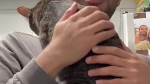 #15 "This Cat’s First Reaction to Snow Will Melt Your Heart!"