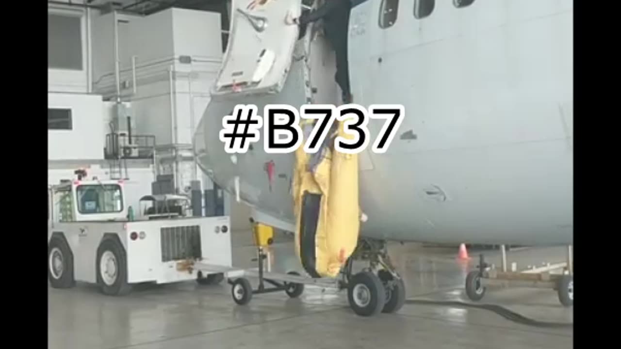 Funny Escape Slide #B737 Hangar Shooting #Aviation #Fly #AeroArduino