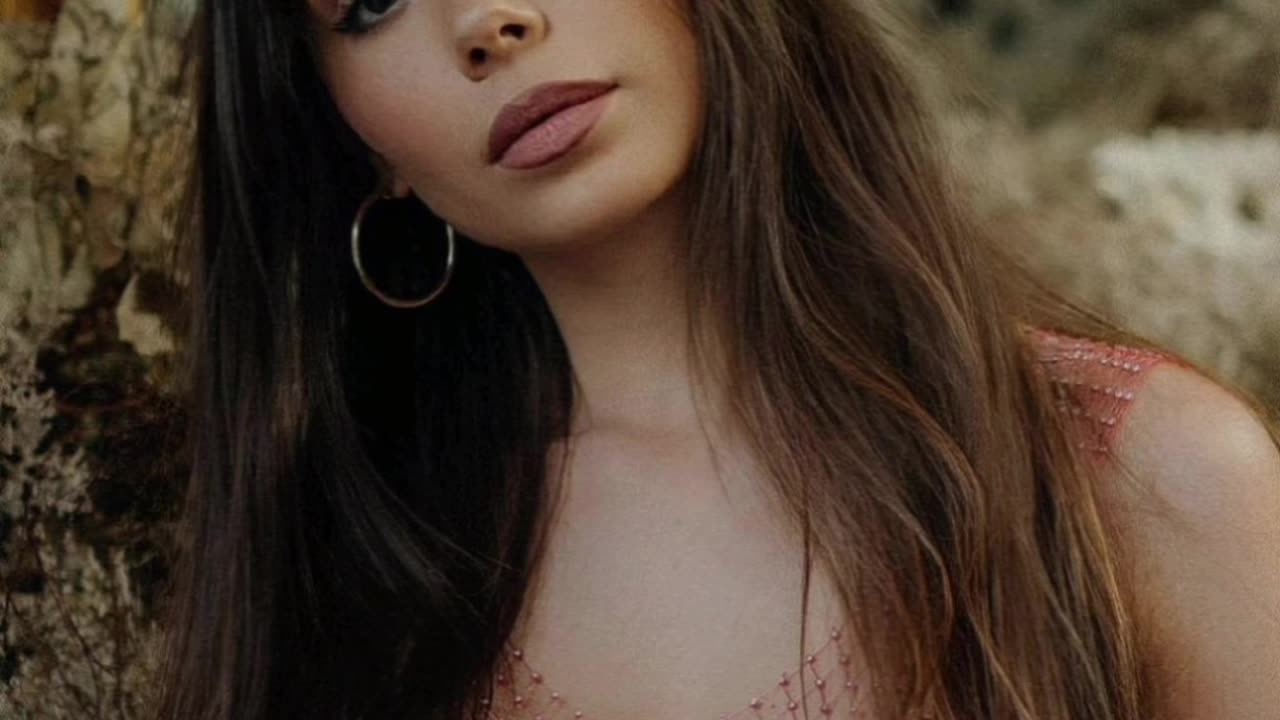 Mia Laren Commanding the Runway with Effortless Elegance