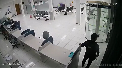 FINAL DESTINATION 🚪 REVOLVING DOOR