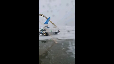 Descongelando avião #nevasca #aviation