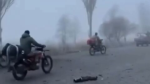 Kolona ruských vojáků vjela po silnici do centra Pokrovska!