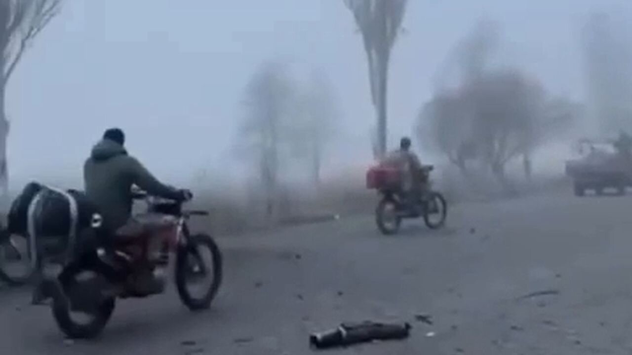 Kolona ruských vojáků vjela po silnici do centra Pokrovska!