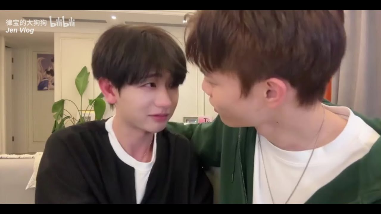 Ice-Cream Kissing Challenge: The Puppy 🐶 made the Little Fox 🦊 cry~