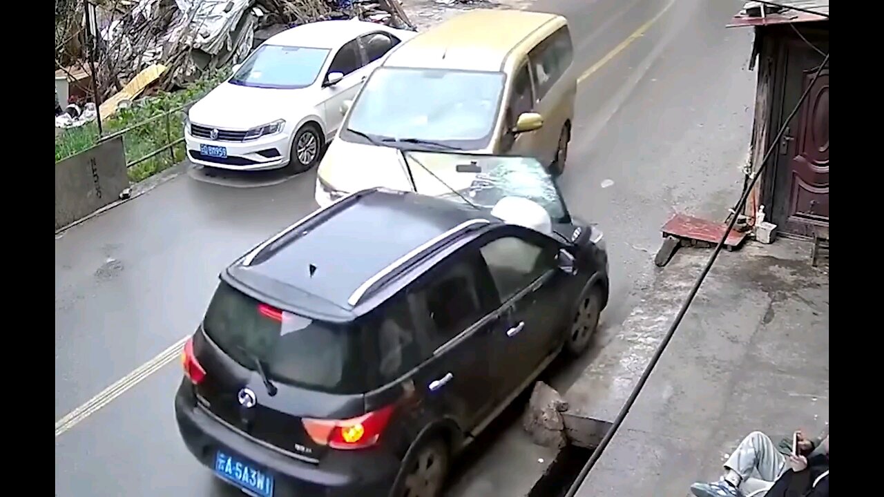 follow traffic rules. be careful your driving guys 👦 accident