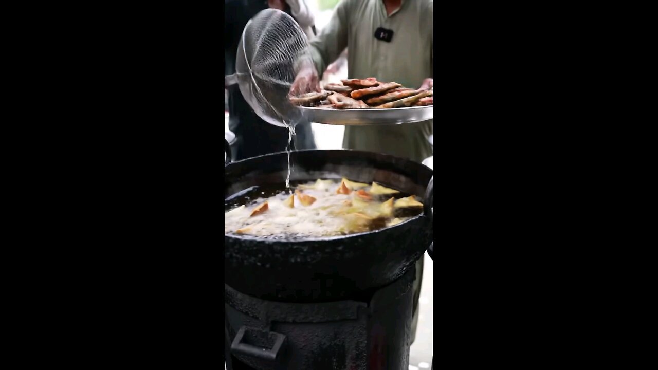 . “Hot & Crispy Samosa Frying – Street Food Vibes”
