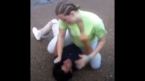 Girl attacks girl for wearing cornrows, street fight caught on camera