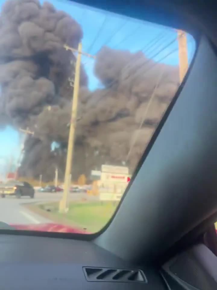 Video of UPS plane crashing in Louisville, Kentucky.