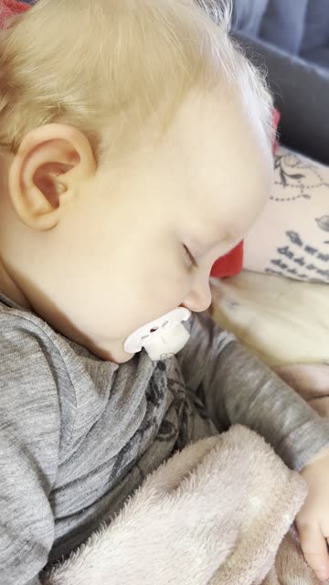 Cute Baby Falls Asleep in Mom’s Lap 😴