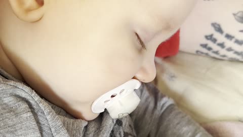 Cute Baby Falls Asleep in Mom’s Lap 😴