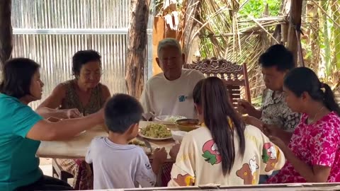 Sreypov Life Show - Seyhak and mommy harvest vegetable for cooking - Sweet and sour beef soup
