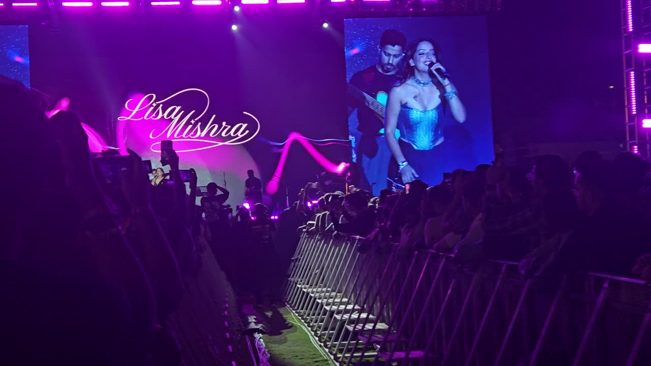 Beautiful Voice Stuns the Crowd | Singing at Jayamahal palace banglore