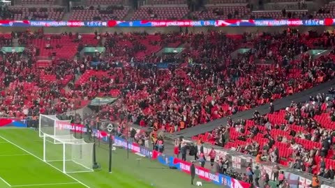 Flamuj kuqezi ne Wembley