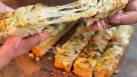 No Oven? No Problem! Cheesy Garlic Bread in Just 10 Minutes!