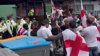 British patriots surround hotels with fake asylum seekers: "Send them home!"