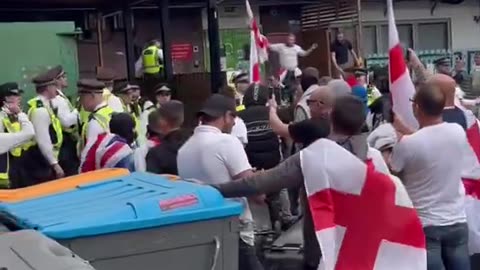 British patriots surround hotels with fake asylum seekers: "Send them home!"