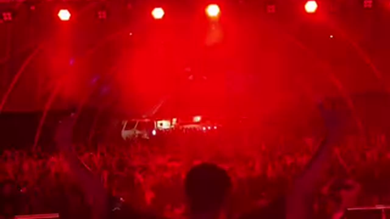 Dj prank to the crowd😂