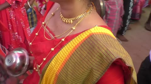 কুমারী মেয়েটি যেমন নাচে তেমনি বাজায়