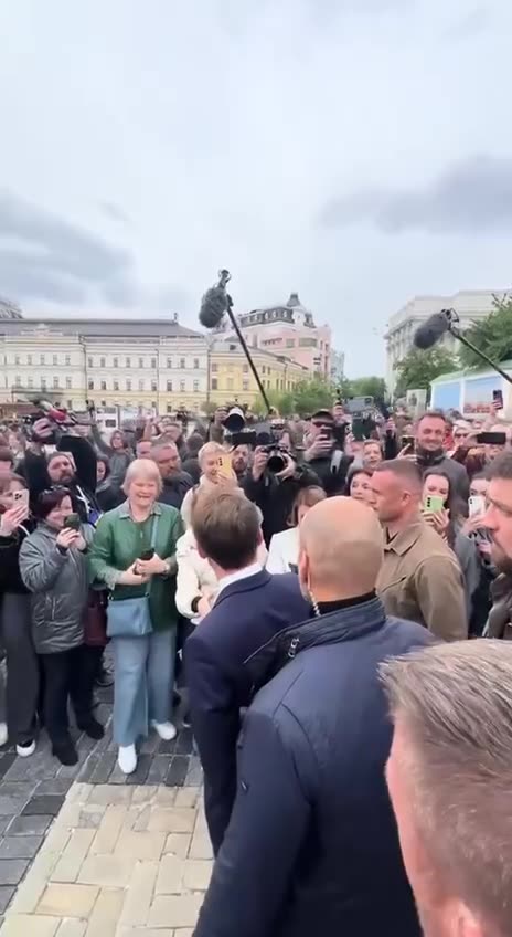 Zelensky 🇺🇦 , Macron 🇫🇷, Merz 🇩🇪 , Starmer 🇬🇧 , and Tusk 🇵🇱, Walk Around Central Kyiv