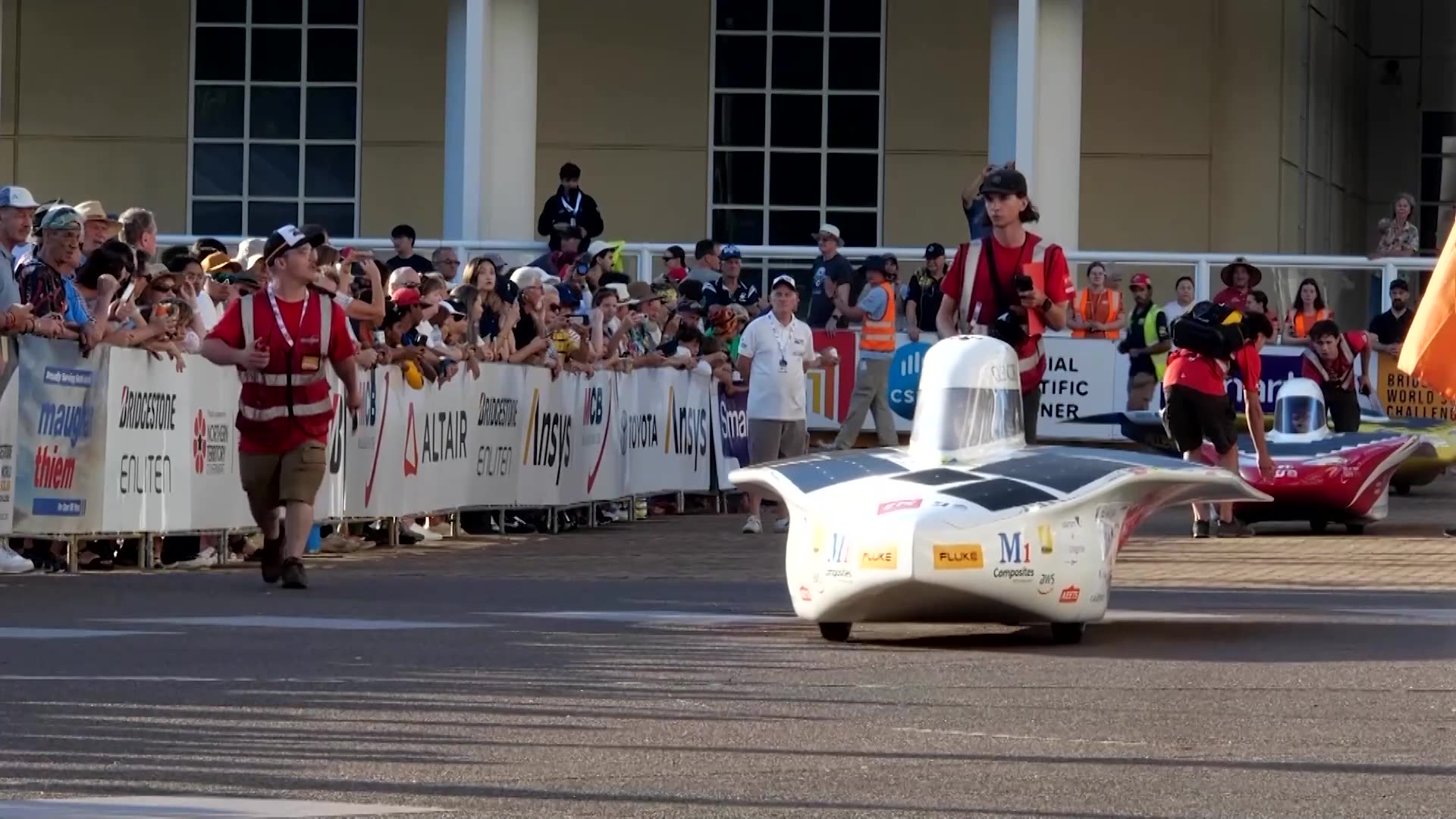 Solar-powered cars begin race through Australian outback