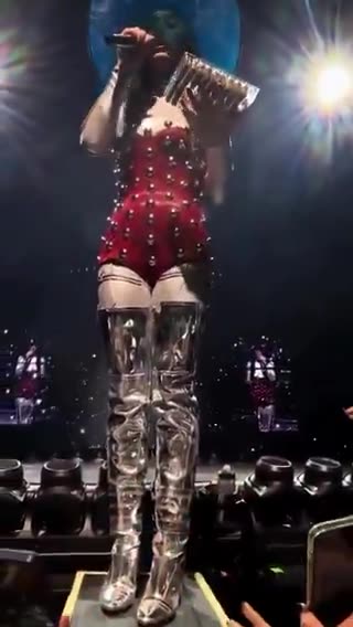 Katy Perry le AVIENTA su regalo a un fan. ¿Fue grosera?