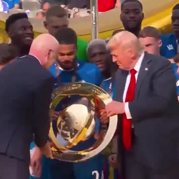 F🅾️rz🅰️nîⓂ️es💙✝️🤍✡️❤️ - Le président Trump remet le trophée de la