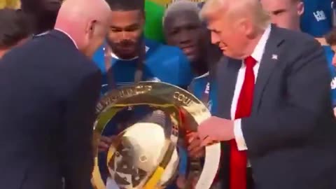 F🅾️rz🅰️nîⓂ️es💙✝️🤍✡️❤️ - Le président Trump remet le trophée de la