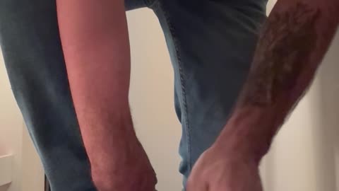 Amputee Effortlessly Ties His Shoe with One Hand