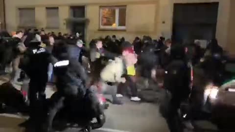 🇩🇪🚨 PROTESTERS JUST BROKE THROUGH POLICE LINE IN MANHEIM, GERMANY 🔥