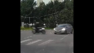 El aterrador impacto a gran velocidad de una moto contra un auto deja un muerto en Moscú