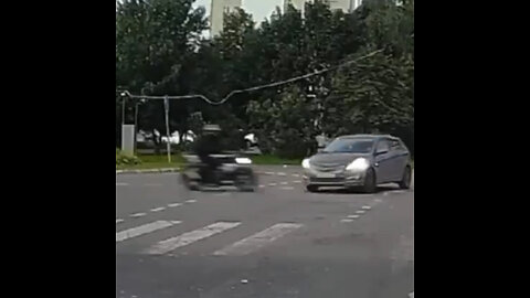 El aterrador impacto a gran velocidad de una moto contra un auto deja un muerto en Moscú