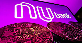 Nubank comemora o Bitcoin Pizza Day com taxa zero em criptomoedas e expansão de portfólio digital.