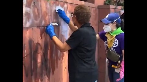 Karen Bass Scrubbing Graffiti In Downtown LA…At This Rate…It'll Take A Lifetime To Remove One Letter