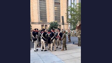 How AWESOME is this!🔥Soldiers in historic uniforms arrive in DC ahead of parade
