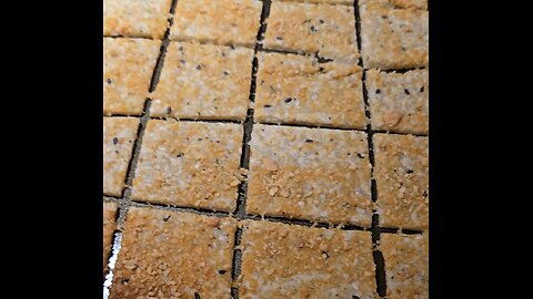 Sourdough starter discard crackers for the win 🏆