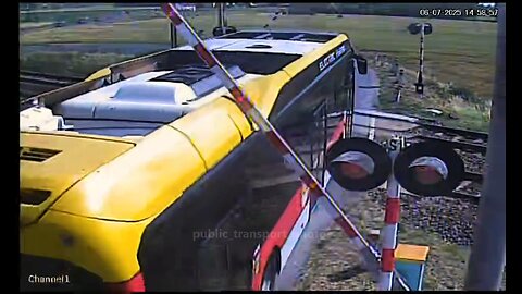 Kierowca autobusu MPK Inowrocław wjechał na zamkniety przejazd kolejowy