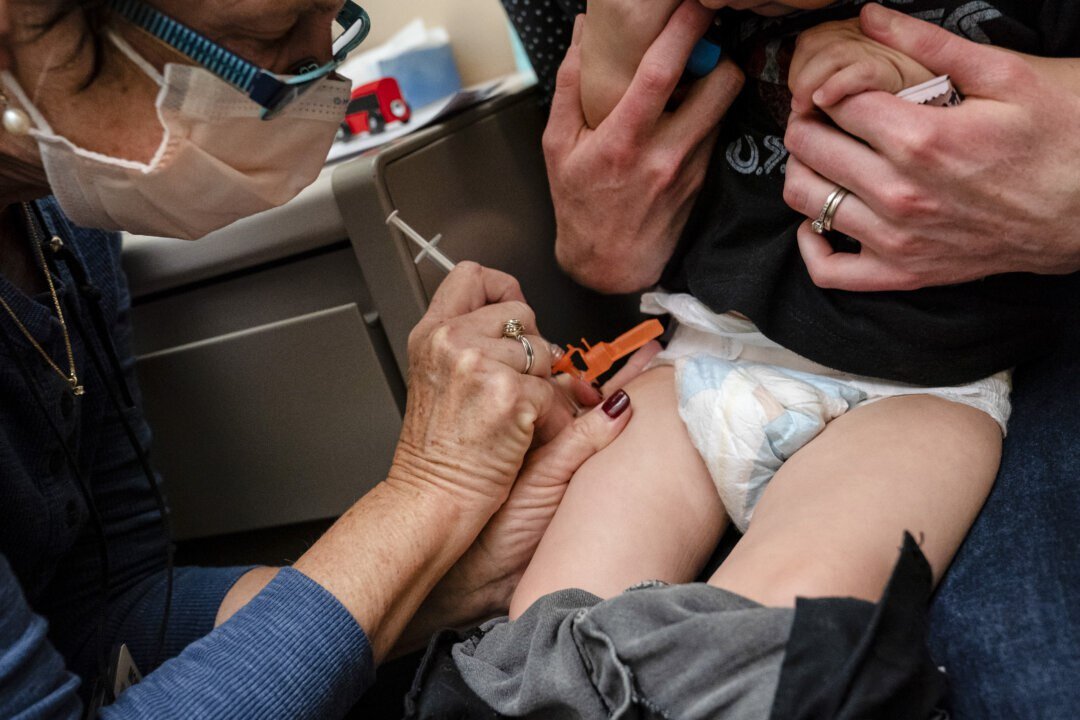 Amerykańska Akademia Pediatrii rekomenduje szczepienie przeciwko COVID-19 wszystkim niemowlętom