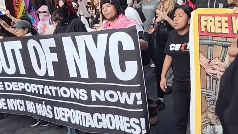 Miles marchan en defensa de migrantes, contra Donald Trump y ICE.