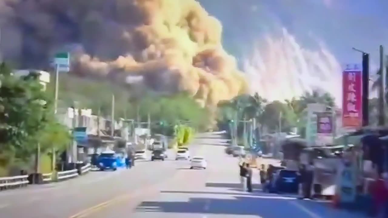 Massive landslide after today's 7.5⚡️ earthquake in Argentina and Chile 🇨🇱.