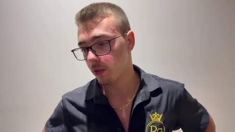 ‘Më qëlloi 3 herë për një bidon ujë’/ Kamarieri 18-vjeçar rrëfen dhunën nga efektivi i policisë